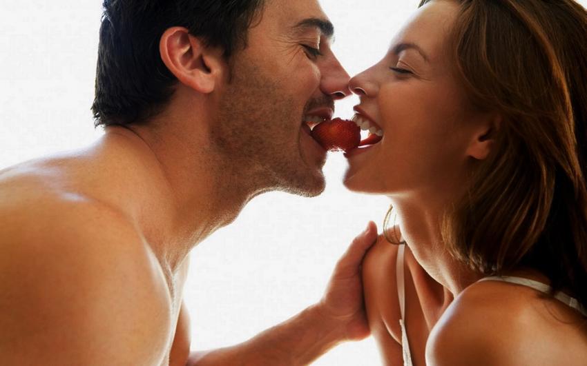 1557983551_couple-strawberry-romance.jpg